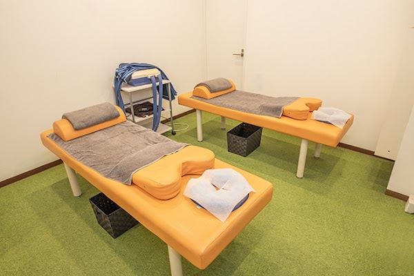 施術用ベッドが並ぶケアルーム